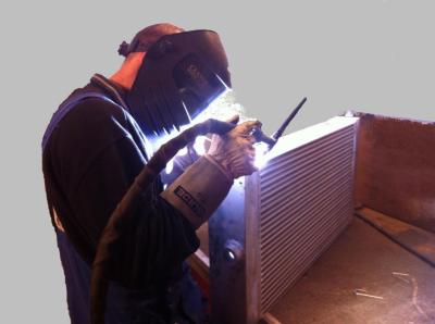 Le soudage d`un nouveau bloc de refroidissement.